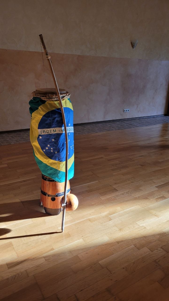 Berimbau lehnt an der Atabaque
